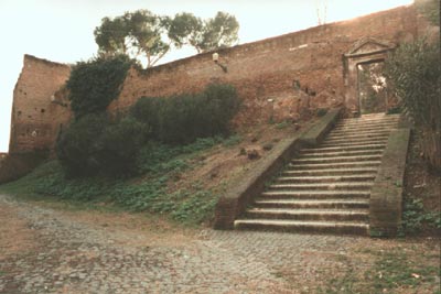 Foto af muren ind til Parco Savello på Aventin set fra Clivo di Rocca Savella