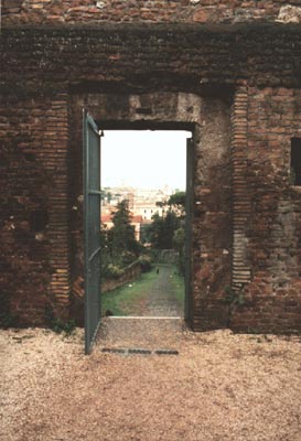 Udsigt fra porten i muren ned over Clivo di Rocca Savella