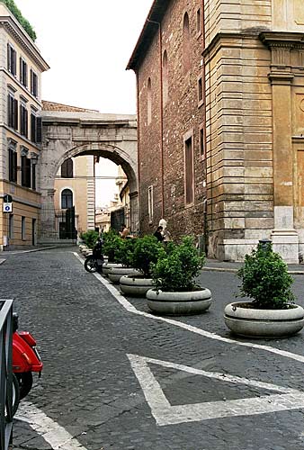 Gallienus-Buen med Kirken Santi Vito e Modesto til højre