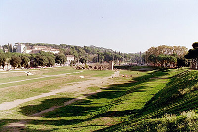 Nede for enden af Circus Maximus løb Servius-Muren over dalsænkningen mellem højene "Lille Aventin"  og Celio