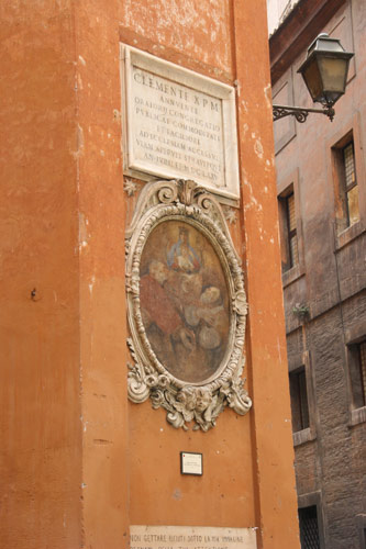 Foto af Edicola nr.70 i Via del Governo Vecchio på hjørnet af Via della Chiesa Nuova