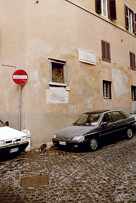 Edicola på mur i Via di Tor de' Conti