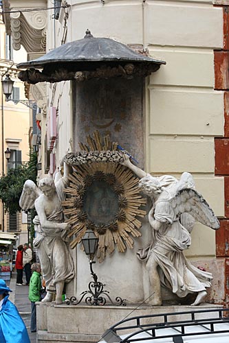 Mariabillede på hjørnet af Via della Stamperia / Piazza di Trevi og Via del Lavatore
