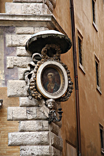 Foto af Madonna Orante på Palazzo Ricci på Piazza de'Ricci. - cop. Leif Larsson