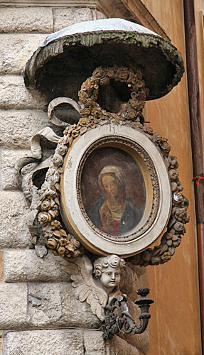 Foto af Madonna Orante på Palazzo Ricci på Piazza de'Ricci. - cop. Leif Larsson