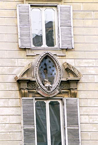 Den lille edicola med "Madonna Immacolata" på Largo Visconti Venosta