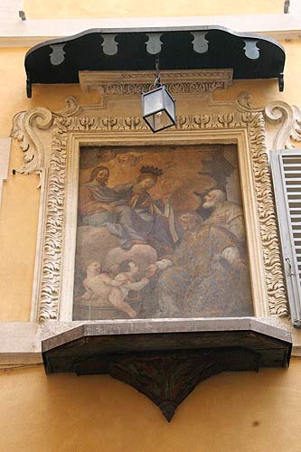 Gadealter med kronet Madonna i Vicolo della Campanella 27-28. cop.Leif Larsson