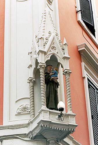 Edicola med Sant'Antonio og Jesus-Barnet på hjørnet af Via di Sant'Antonio all'Esquilino og Via di San Vito