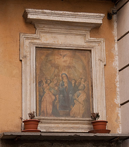 Edicola med Madonna og apostlene Pinsedag i Via dei Chiavari 41. cop.Leif Larsson