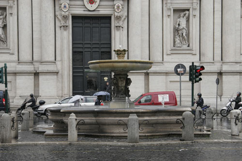 Fontæne på Piazza di Sant'Andrea della Valle overfor Kirken af samme navn - cop.Leif Larsson