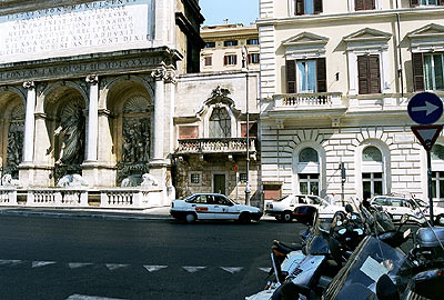 Moses-Fontænen og Portale dei Panzani ved Via Vittorio Emanuele Orlando