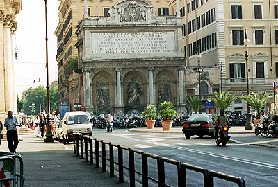 Via XX Settembre med Moses-Fontænen ved Via Vittorio Emanuele Orlando