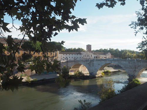 Tiberøens sydside med Ponte Cestio set fra Lungotevere degli Anguillara - Foto: cop. Bo Lundin