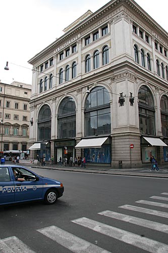 Largo Chigi med stormagasinet La Rinascente 