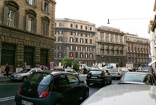 Via Cavour afbrydes midt i billedet af Largo Visconti Venosta