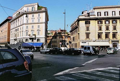 Fra Via Cavour ses bygningerne ved den lavereliggende Piazza della Suburra