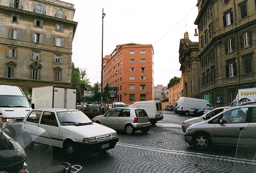 Via Giovanni Lanza's udmunding i Largo Visconti Venosta (t.v.)