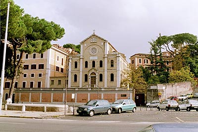 Lungotevere Aventino med Clivo di Rocca Savella (t.h.)omtrent på det sted, hvor Servius-Muren har løbet op ad Aventinhøjen