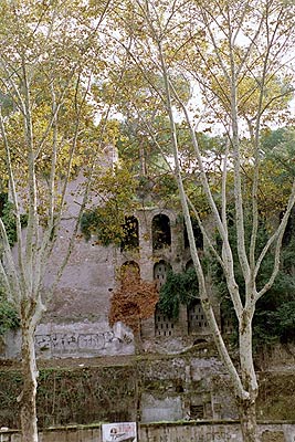Rester af murværk på Aventinhøjen ud mod Lungotevere Aventino på det sted, hvor Servius-Muren er løbet op ad højsiden