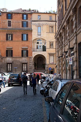 Piazza dei Cenci med Palazzo Cenci set fra Via Arenula. cop. Leif Larsson