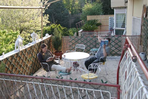 lejlighedens terrasse en sen eftermiddag