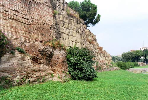 Rester af Servius-bymuren foran Stazione Termini 
