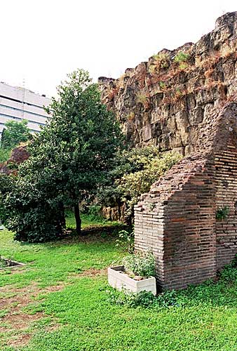 Rester af Servius-bymuren foran Stazione Termini 