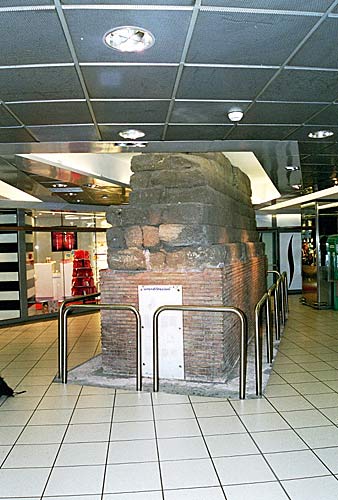 Rester af Servius-bymuren i kælderen under Stazione Termini 