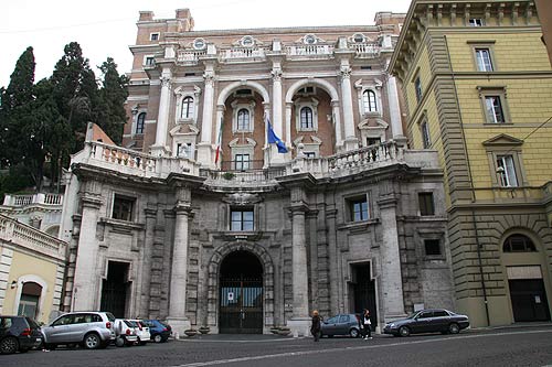Palazzo INAIL og Palazzo Campanari i Via IV Novembre set fra Via del Carmine