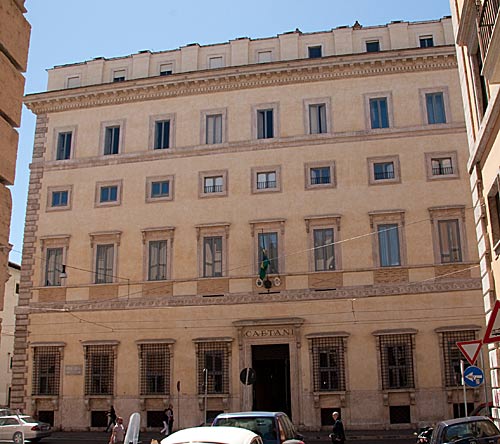 Palazzo Caetani ud mod Via delle Botteghe Oscure. - cop. Leif Larsson