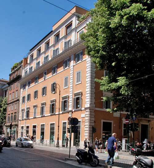 Palazzo Signori og starten af Via degli Specchi ved Via Arenula. cop. Leif Larsson