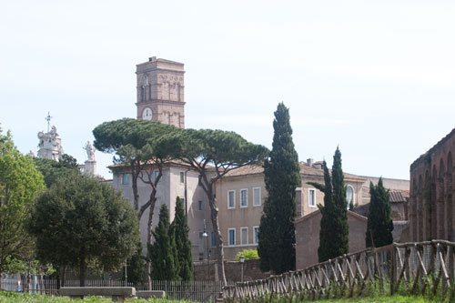 San Giovanni in Laterano ses fra parken mellem Viale Carlo Felice og Den Aurelianske Mur