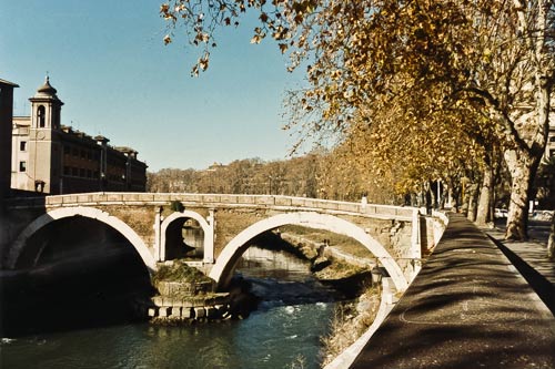 Ponte Fabricio med Lungotevere dei Pierleoni til højre - Foto: cop. Leif Larsson