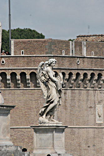 Foto af englestatue p Ponte Sant-Angelo. cop.:Leif Larsson