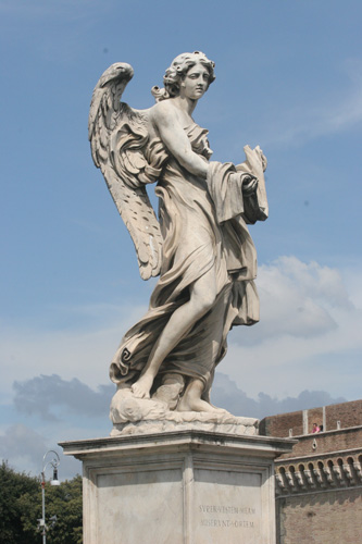 Foto af englestatue p Ponte Sant-Angelo. cop.:Leif Larsson