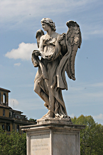 Foto af englestatue p Ponte Sant-Angelo. cop.:Leif Larsson