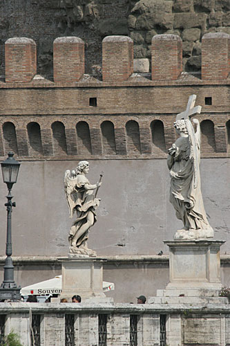 Foto af englestatue p Ponte Sant-Angelo. cop.:Leif Larsson