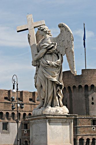 Foto af englestatue p Ponte Sant-Angelo. cop.:Leif Larsson