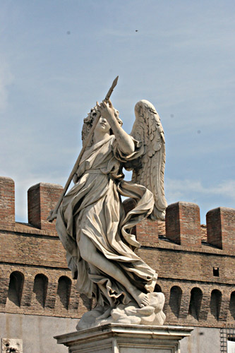 Foto af englestatue p Ponte Sant-Angelo. cop.:Leif Larsson