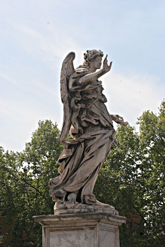 Foto af englestatue p Ponte Sant-Angelo. cop.:Leif Larsson