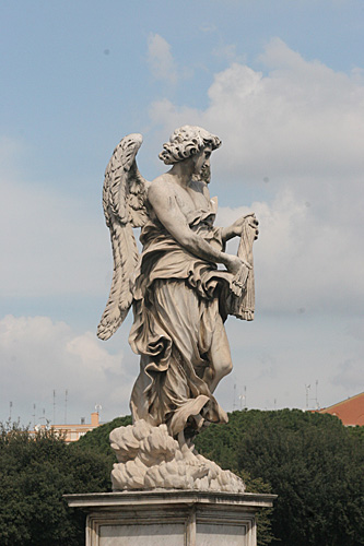 Foto af englestatue p Ponte Sant-Angelo. cop.:Leif Larsson