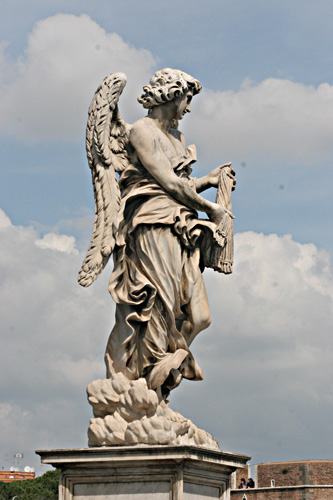 Foto af englestatue p Ponte Sant-Angelo. cop.:Leif Larsson