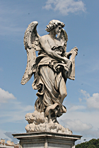 Foto af englestatue p Ponte Sant-Angelo. cop.:Leif Larsson