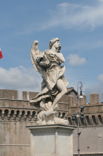 Foto af englestatue p Ponte Sant-Angelo. cop.:Leif Larsson