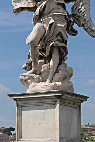 Foto af englestatue p Ponte Sant-Angelo. cop.:Leif Larsson