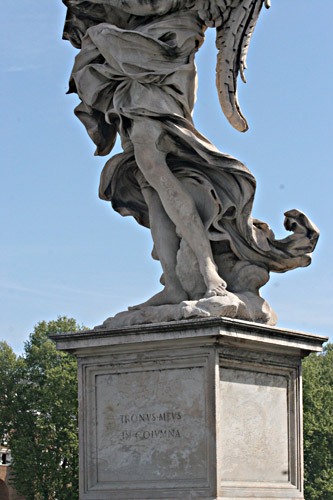 Foto af englestatue p Ponte Sant-Angelo. cop.:Leif Larsson