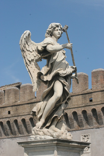 Foto af englestatue p Ponte Sant-Angelo. cop.:Leif Larsson