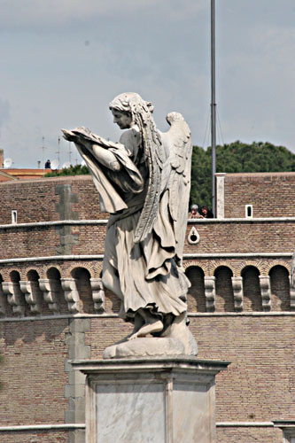 Foto af englestatue p Ponte Sant-Angelo. cop.:Leif Larsson