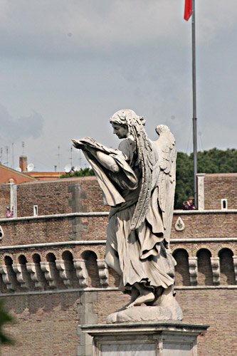 Foto af englestatue p Ponte Sant-Angelo. cop.:Leif Larsson