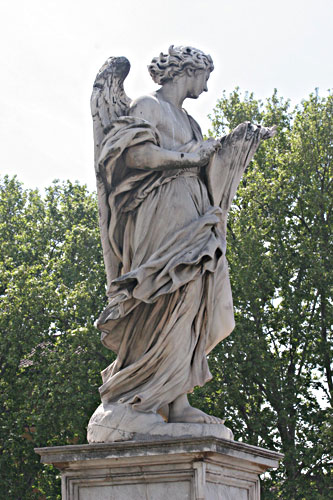 Foto af englestatue p Ponte Sant-Angelo. cop.:Leif Larsson